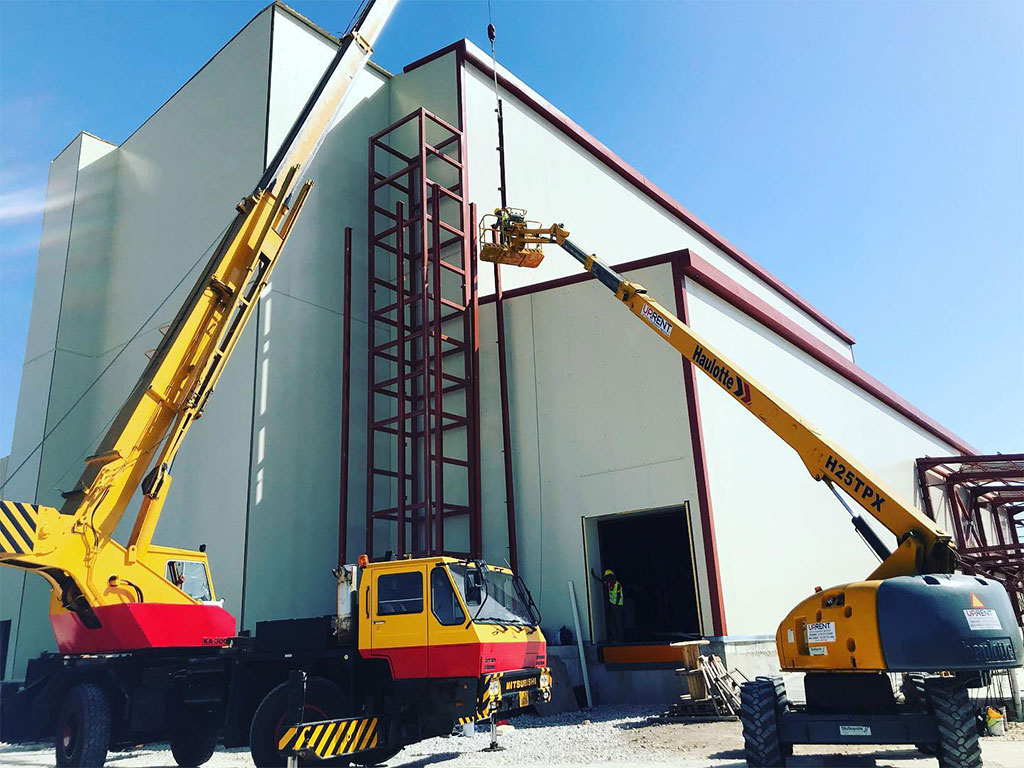 μεταλλική βιομηχανική εγκατάσταση